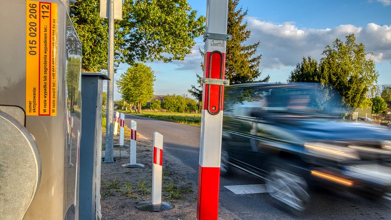 Żółta naklejka na przejeździe