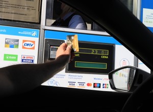 Jarosław Kaczyński zapowiedział zniesienie opłat za autostrady. Skompensują je opłaty e-TOLL