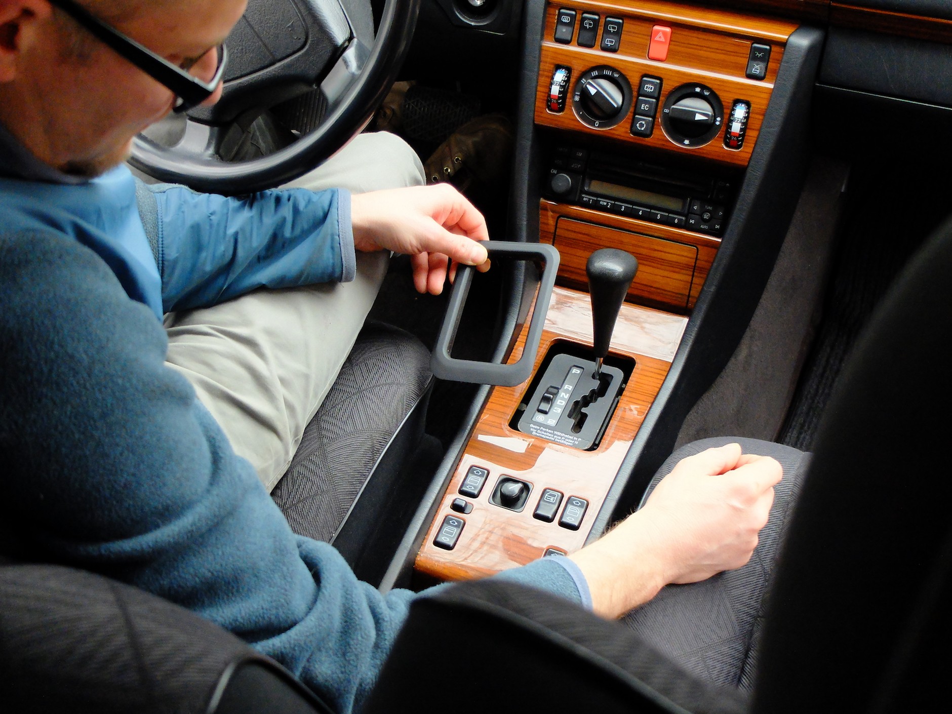 Polerowanie elementów wnętrza: zabudowane głęboko elementy najlepiej wyjąć