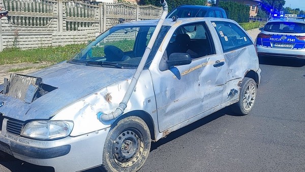 Jechał autem-wrakiem. Wyglądał tragicznie i odpadło mu koło. Mandat był solidny