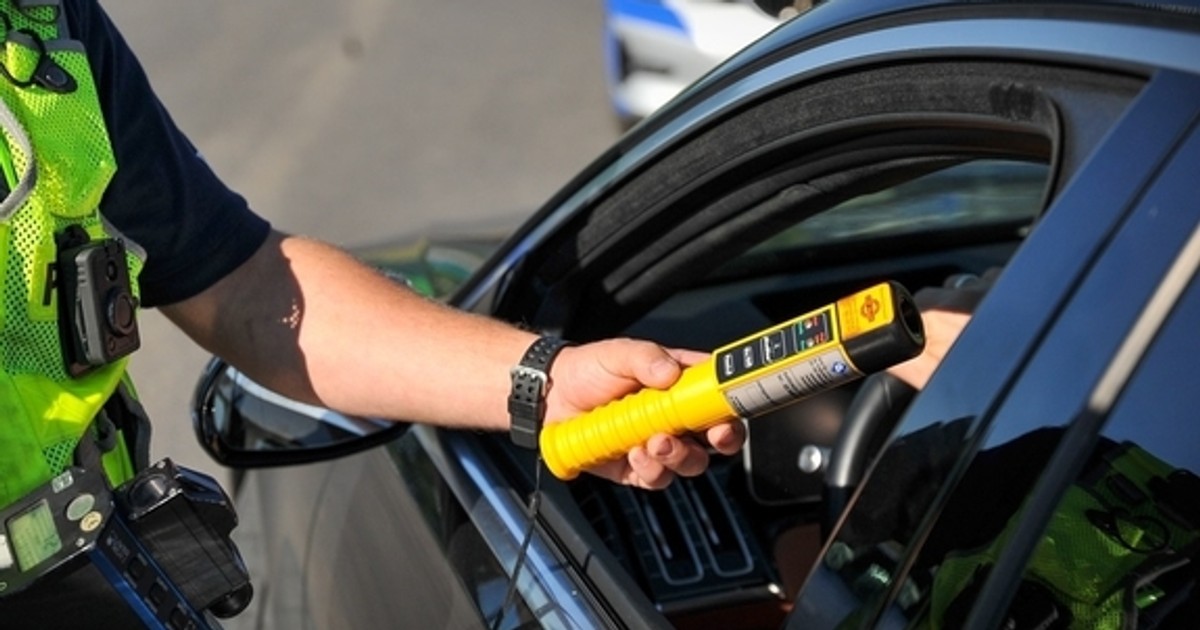 Obraz pochodzący z serwisu https://mazowiecka.policja.gov.pl/wra/aktualnosci/99240,Kierowali-pod-wplywem-alkoholu-i-podroz-zakonczyli-uderzajac-w-ogrodzenie.html