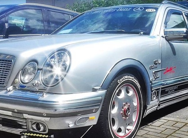 Mercedes "okular" oszpecony z miłości. Czy znajdzie się chętny?