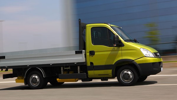 Wichury w Polsce. Wiatr powalił Iveco na trasie S3 [Nagranie]
