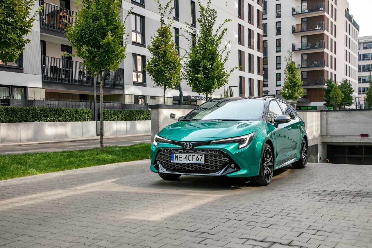 Toyota Corolla 2.0 Hybrid TS Kombi Super Green