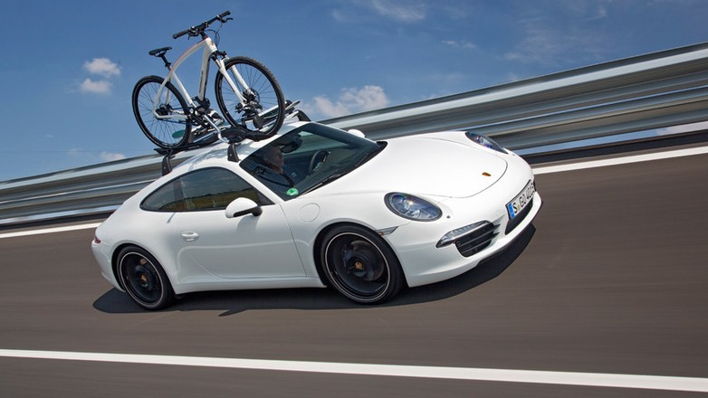 Porsche 911 Carrera S z systemem transportu dachowego Porsche Tequipment
