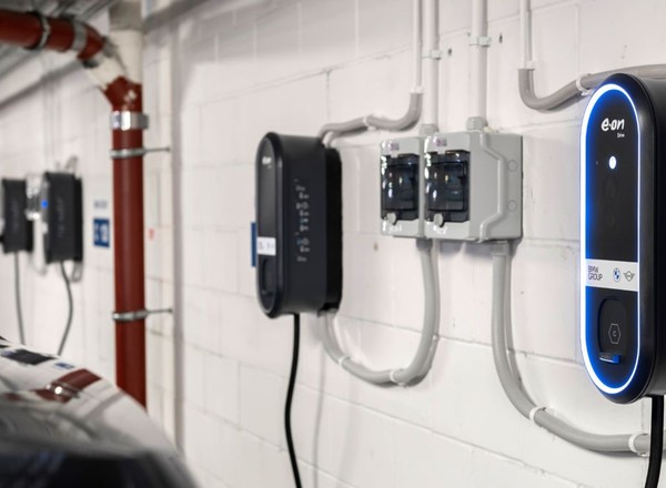 Ładowanie elektryka w biurze jest wygodne. Polska centrala BMW założyła 42 nowe wallboxy