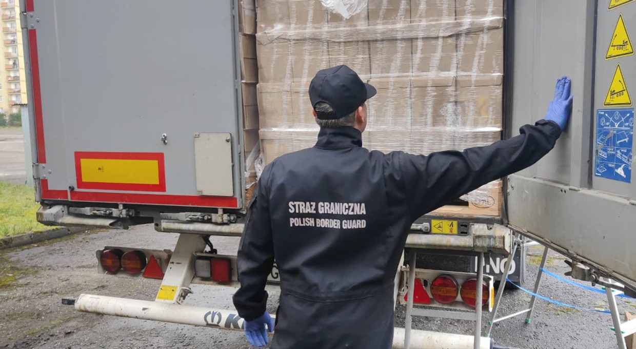 Straż Graniczna otworzyła naczepę tira ze Szwecji. Zawartość wszystkich zaskoczyła