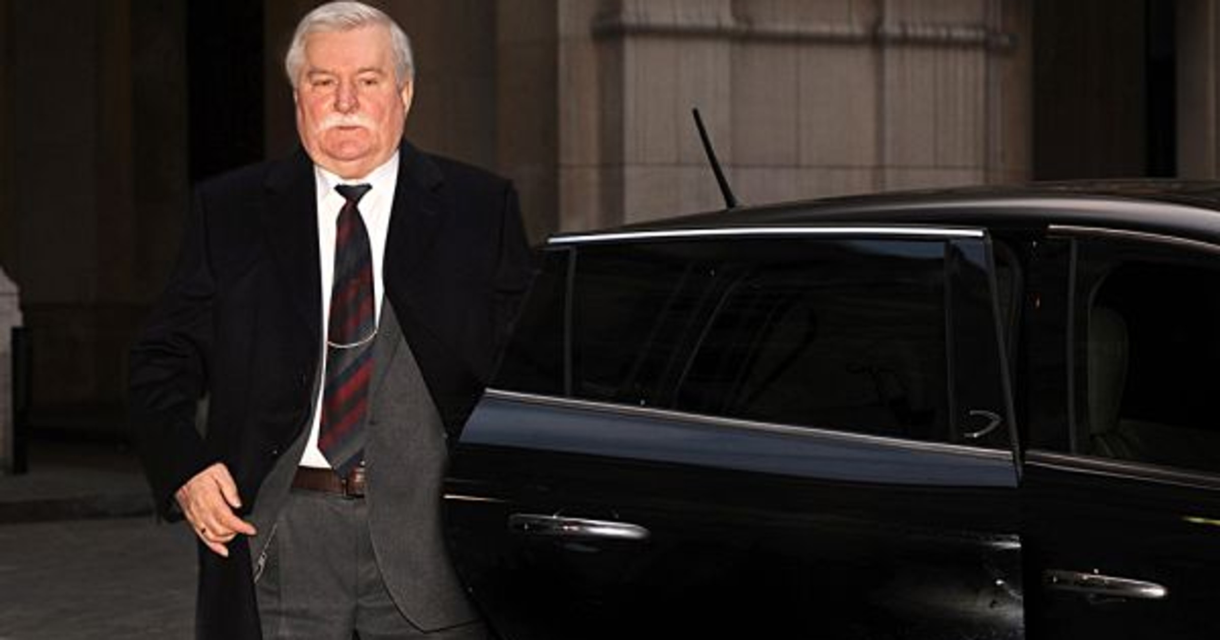 Lecha Wałęsa wysiada z Lancii podczas 9. Szczytu Laureatów Pokojowej Nagrody Nobla