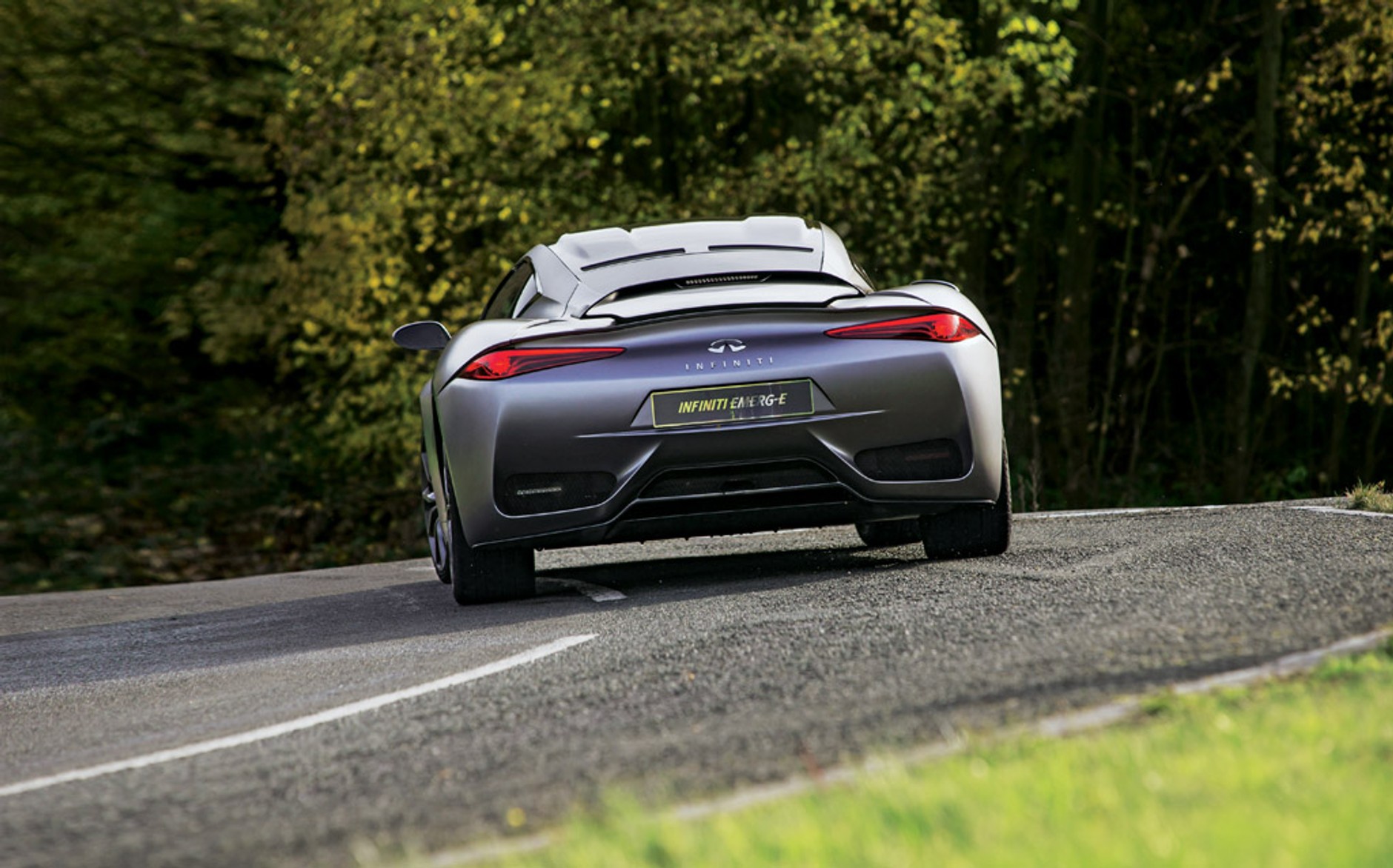 Infiniti Emerg-e: samochód mknący w milczeniu