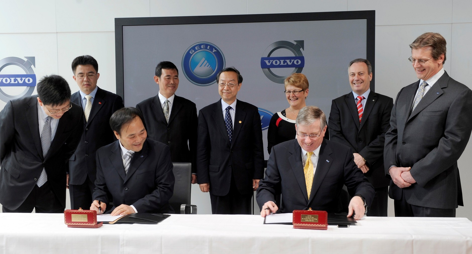 Podpisanie umowy kupna Volvo Car Group przez Zhejiang Geely Holding od Forda