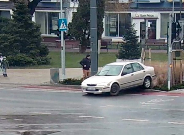 Kierowca dziwnie się zachowywał. Operator monitoringu wezwał policję [WIDEO]