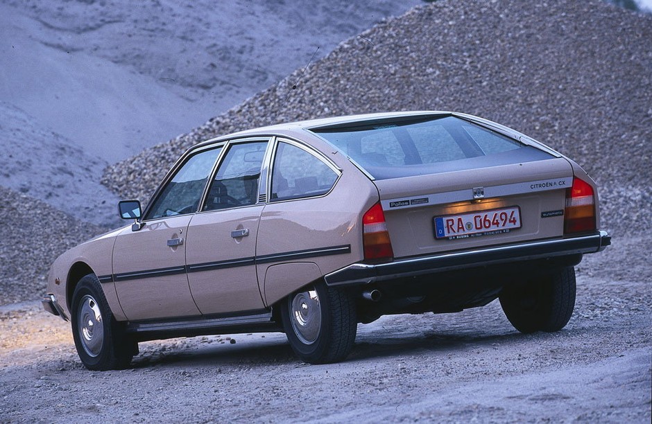 Citroen CX – ten model zadebiutował w tym samym roku, co Volvo 240, ale pod względem designu to absolutnie przeciwieństwo kanciastego szweda.