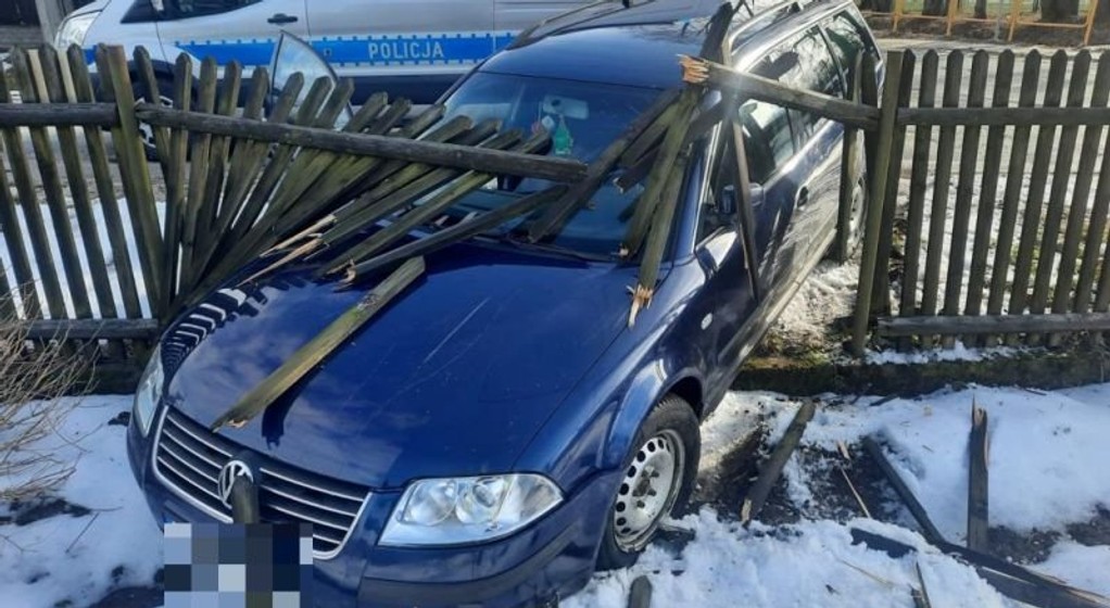 Pijany kierowca, uciekając przed policją wjechał w drewniany płot