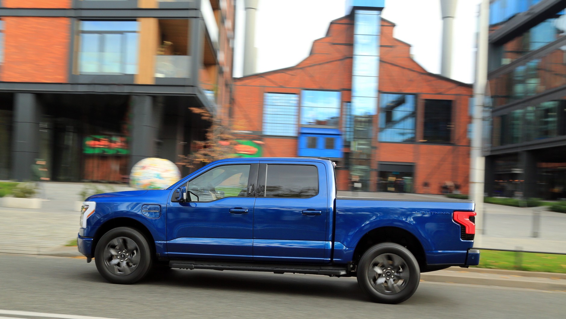 Elektryczny Ford F-150 Lightning najtańszej wersji kosztuje w USA ok. 50 tys. dolarów. Nowy pickup, w którego produkcję inwestuje Jeff Bezos ma być o połowę tańszy.