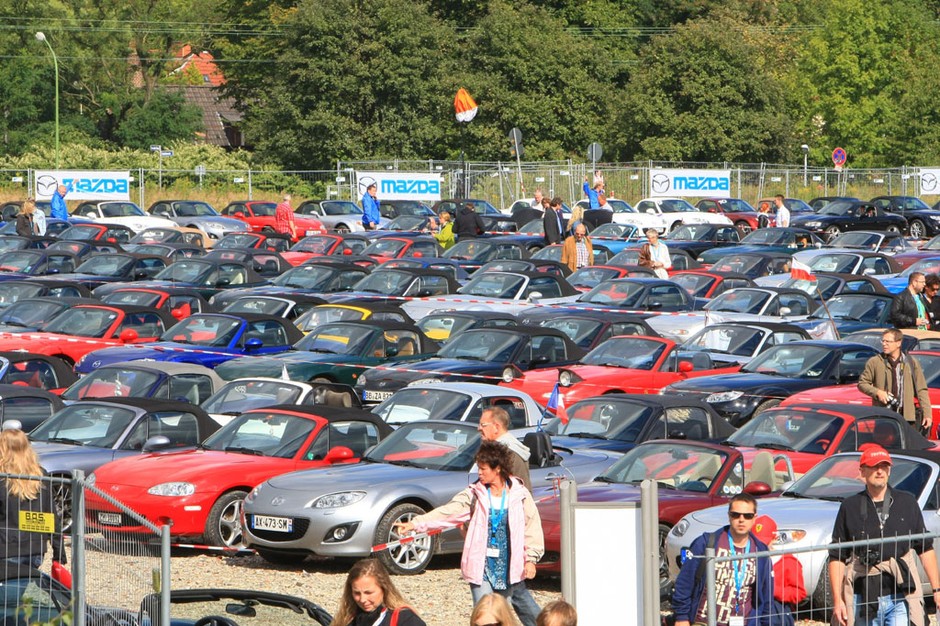 Rekord Guinnessa pobity! Najdłuższy korowód Mazd MX-5