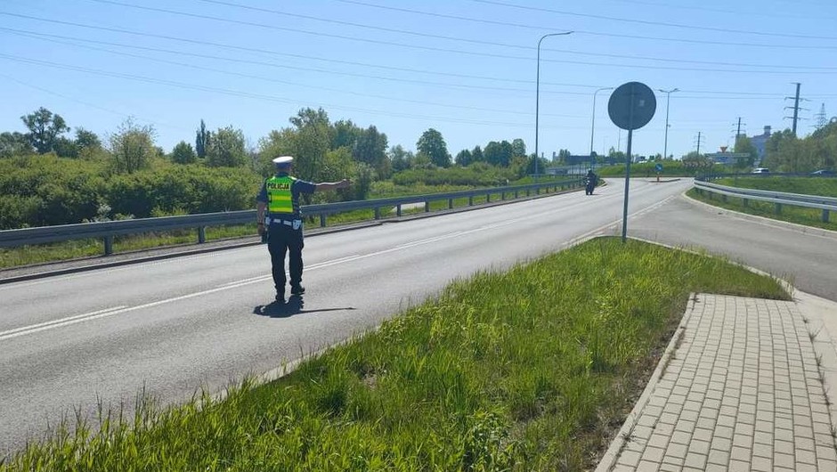 Obraz pochodzący z serwisu https://podkarpacka.policja.gov.pl/rze/aktualnosci/128003,Motocyklista-jechal-z-predkoscia-127-kmh-Stracil-prawo-jazdy.html