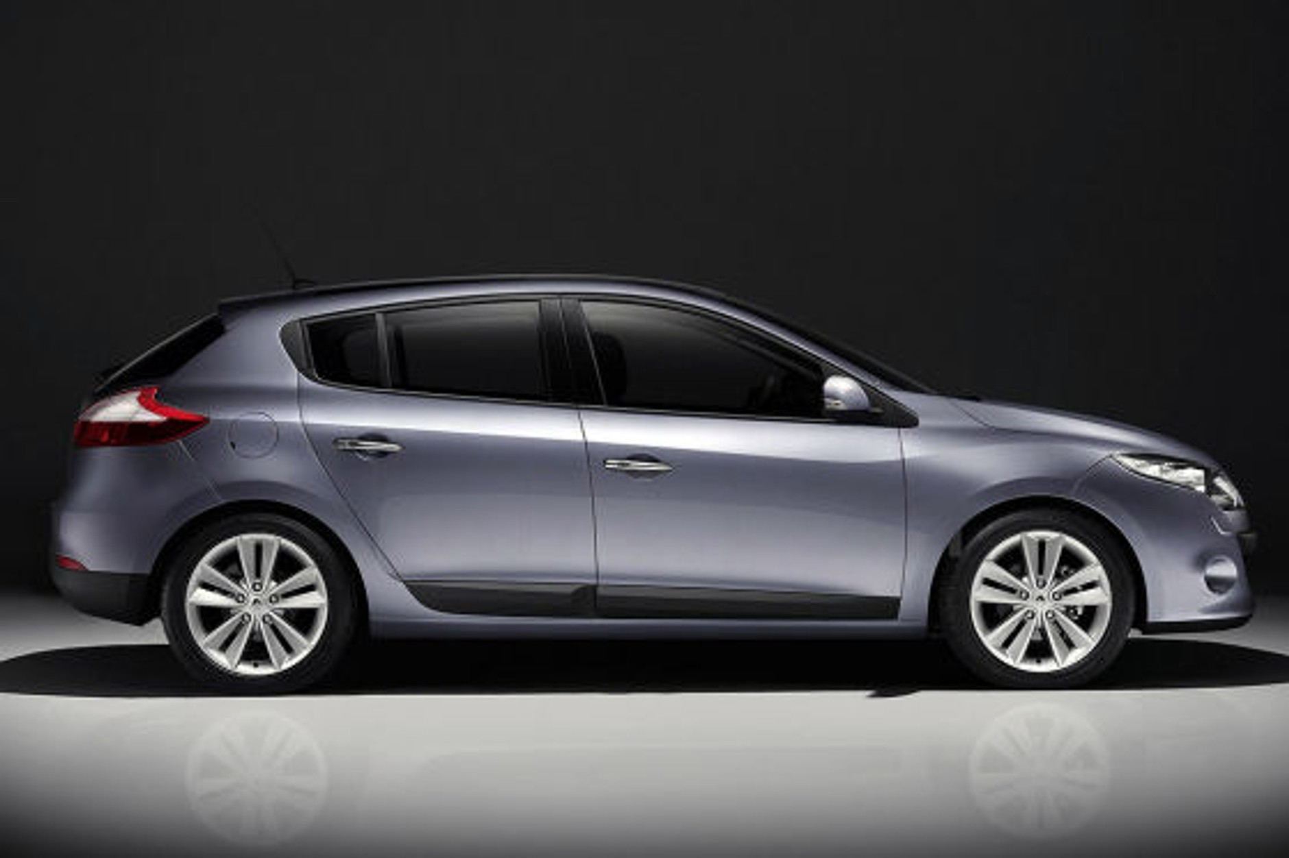 Paryż 2008: nowy Renault Megane - pierwsze zdjęcia przed premierą