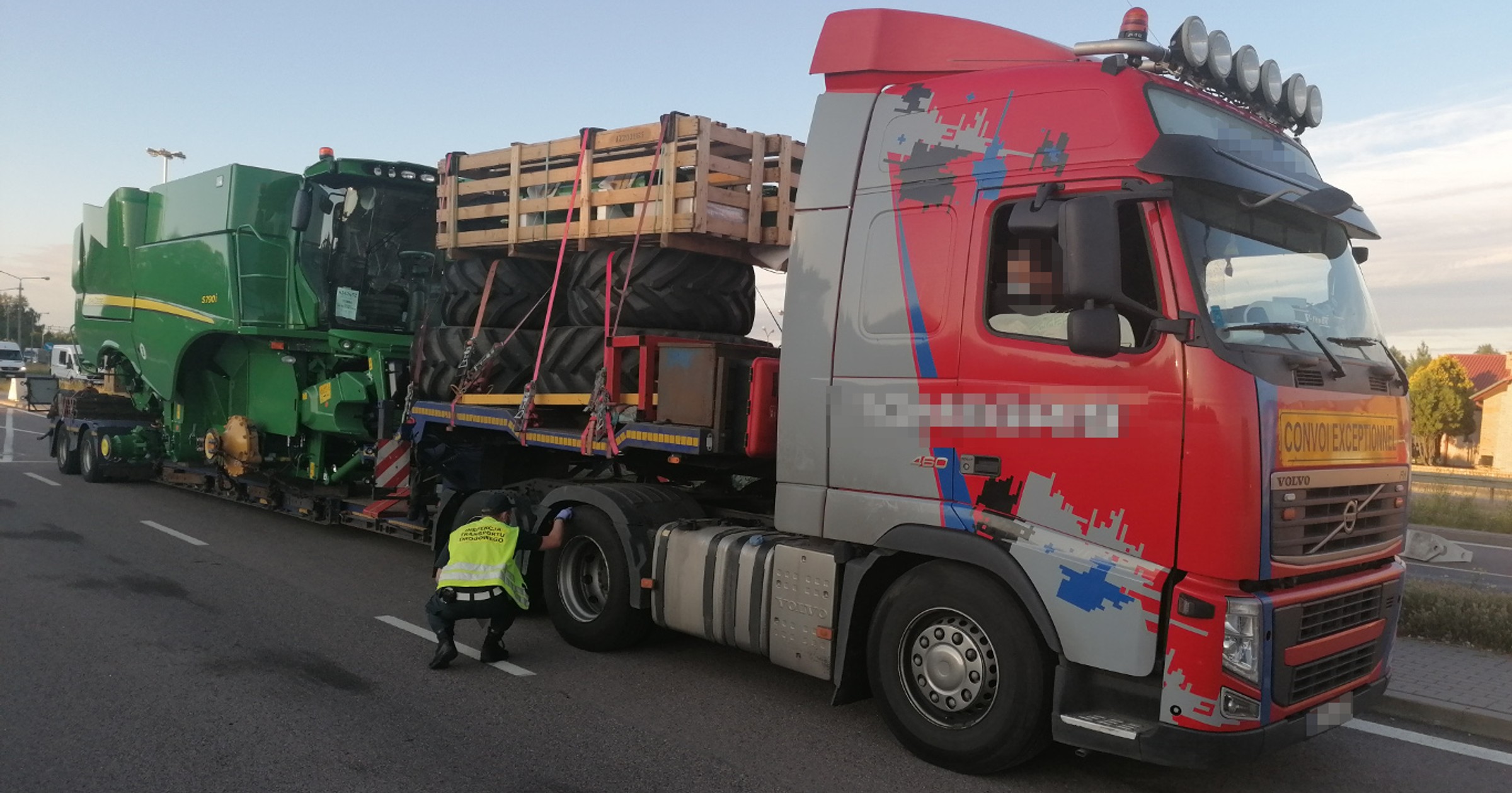 Transport kombajnu i opon z 12 mandatami