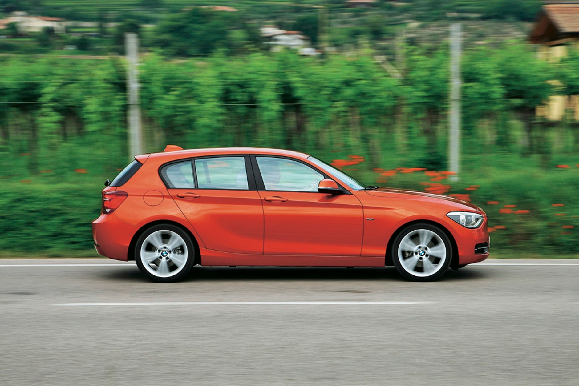 Volvo V40 kontra BMW serii 1: porównanie luksusowych kompaktów