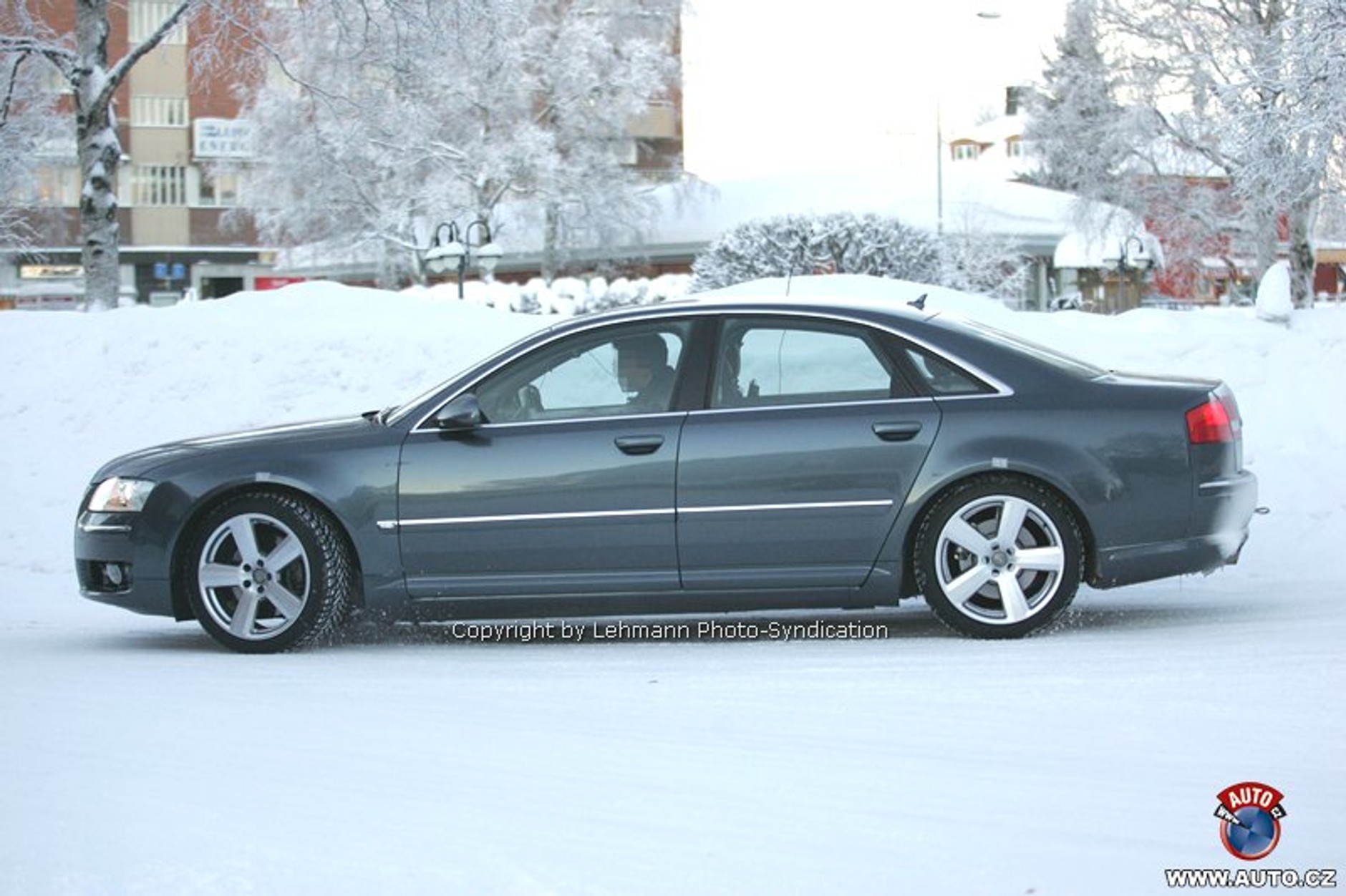 Zdjęcia szpiegowskie: nowa generacja Audi A8 podczas testów polarnych