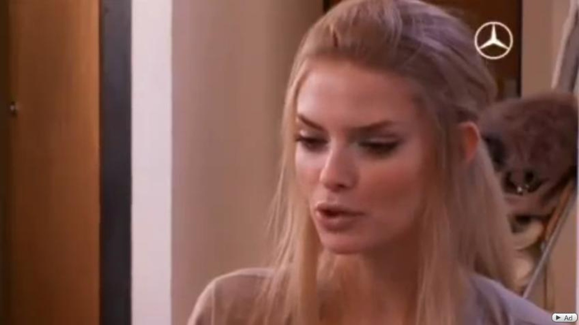 Kosmiczna dziewczyna na masce Mercedesa SLS