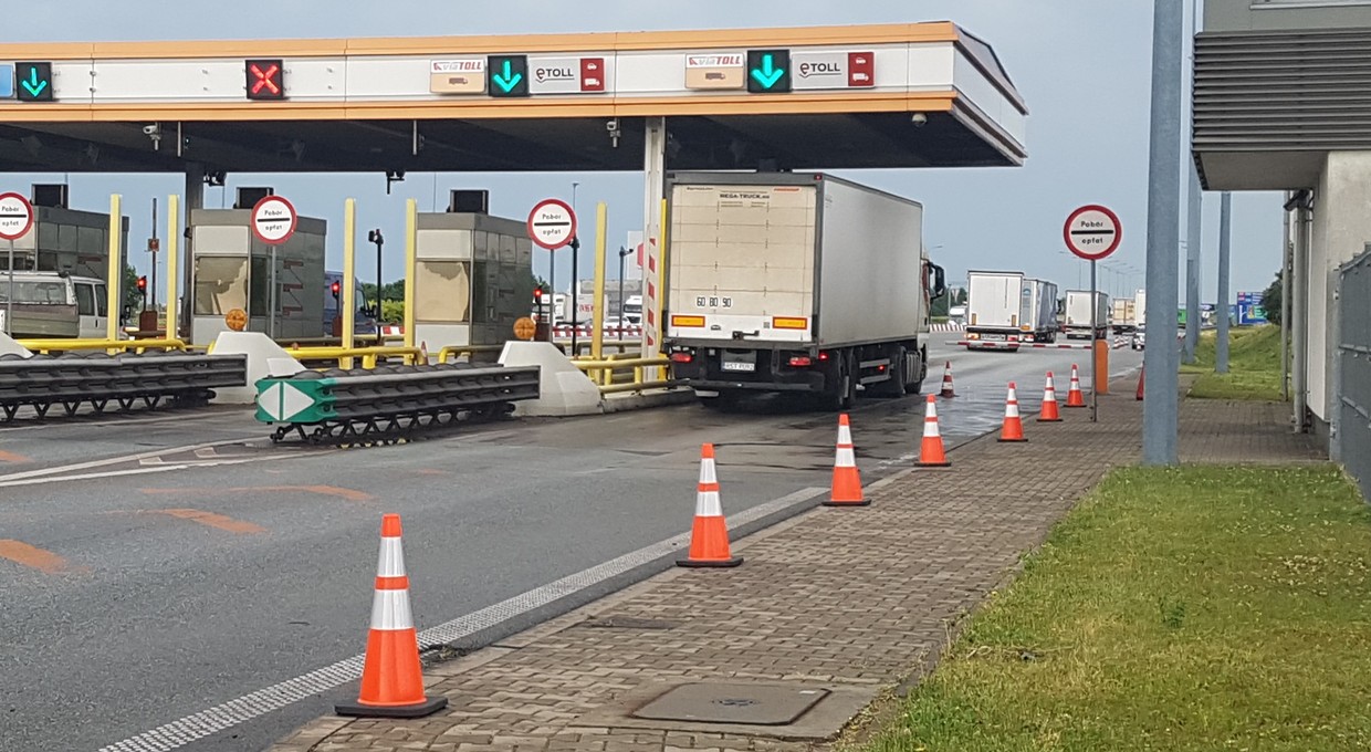 Płatności e-Toll: kierowcy samochodów osobowych wolą płacić przy kasie...