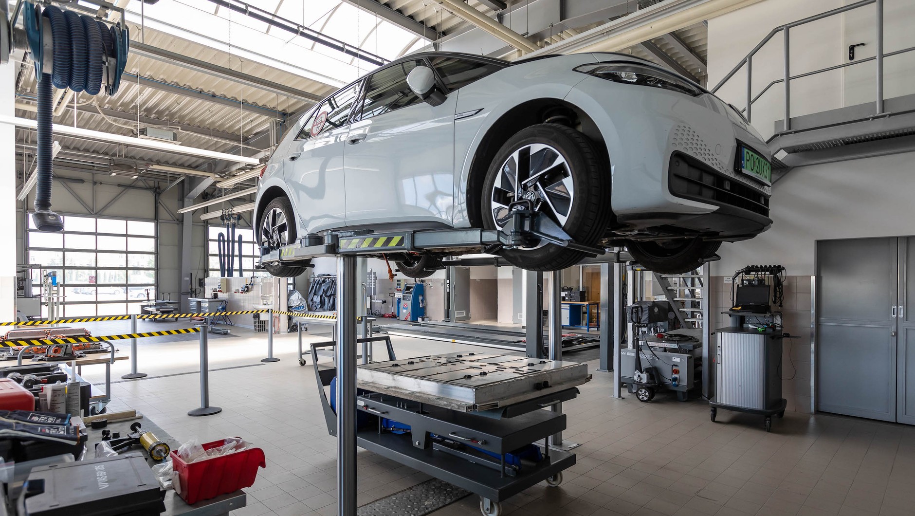 Demontaż akumulatora z Volkswagena ID.3 w Technicznym Centrum Szkoleniowo-Serwisowym w Poznaniu