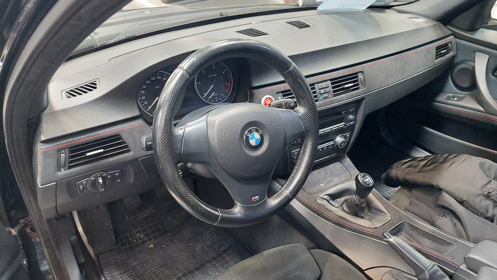 Używane BMW 320d: deska obszyta, wyposażenie nie rozpieszcza