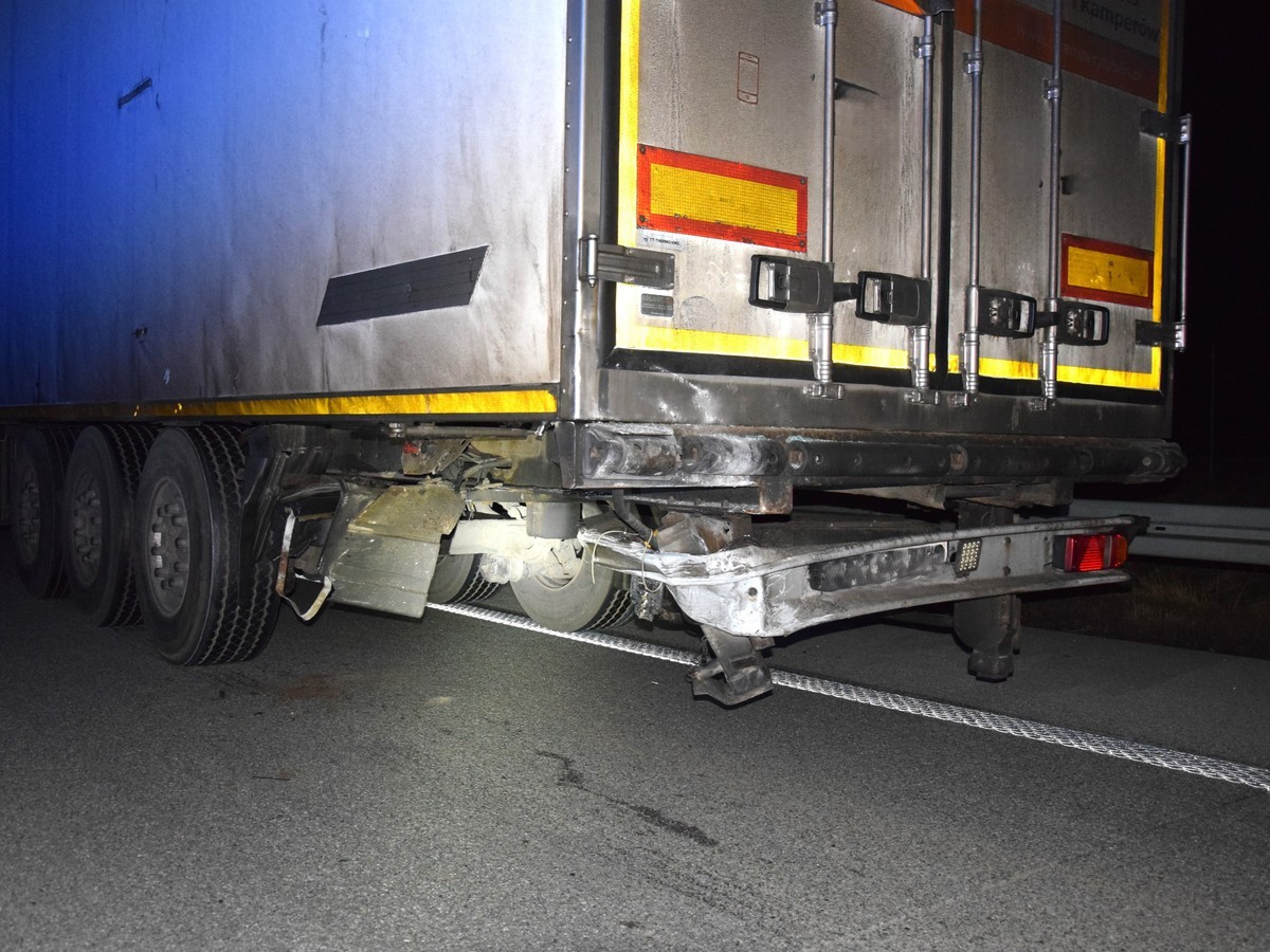 Uderzył w naczepę ciężarówki na S8 i uciekła