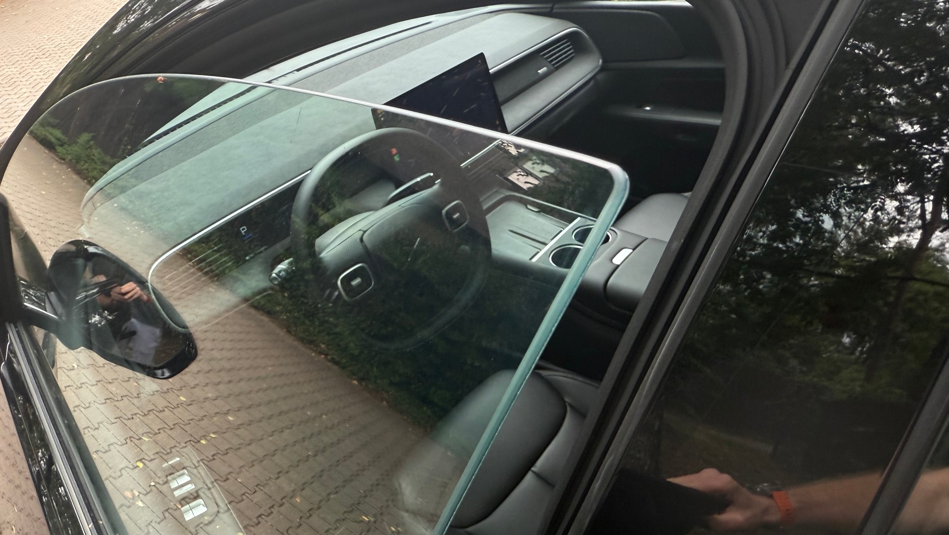 XPeng G6 AWD Performance – bezramkowe szyby