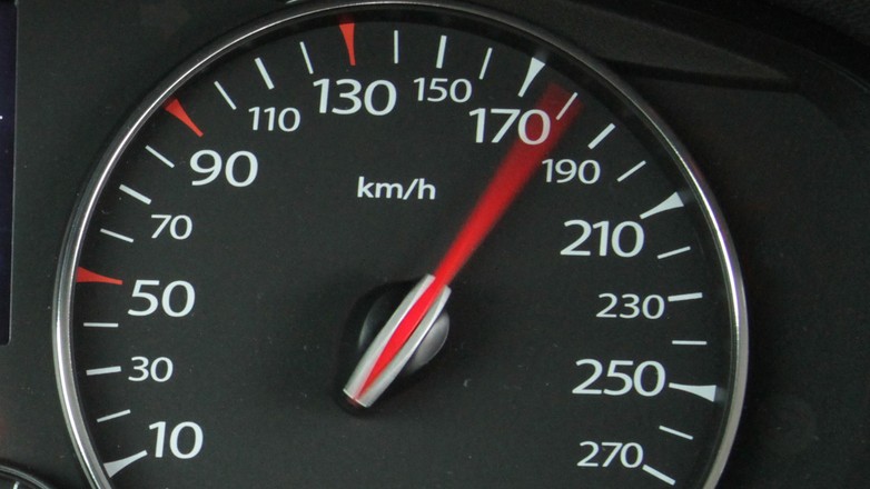 Za znaczące przekroczenia prędkości także poza obszarem zabudowanym będą zatrzymywać prawa jazdy