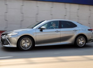 Toyota Camry 2.5 Hybrid – limuzyna dla spokojnego kierowcy