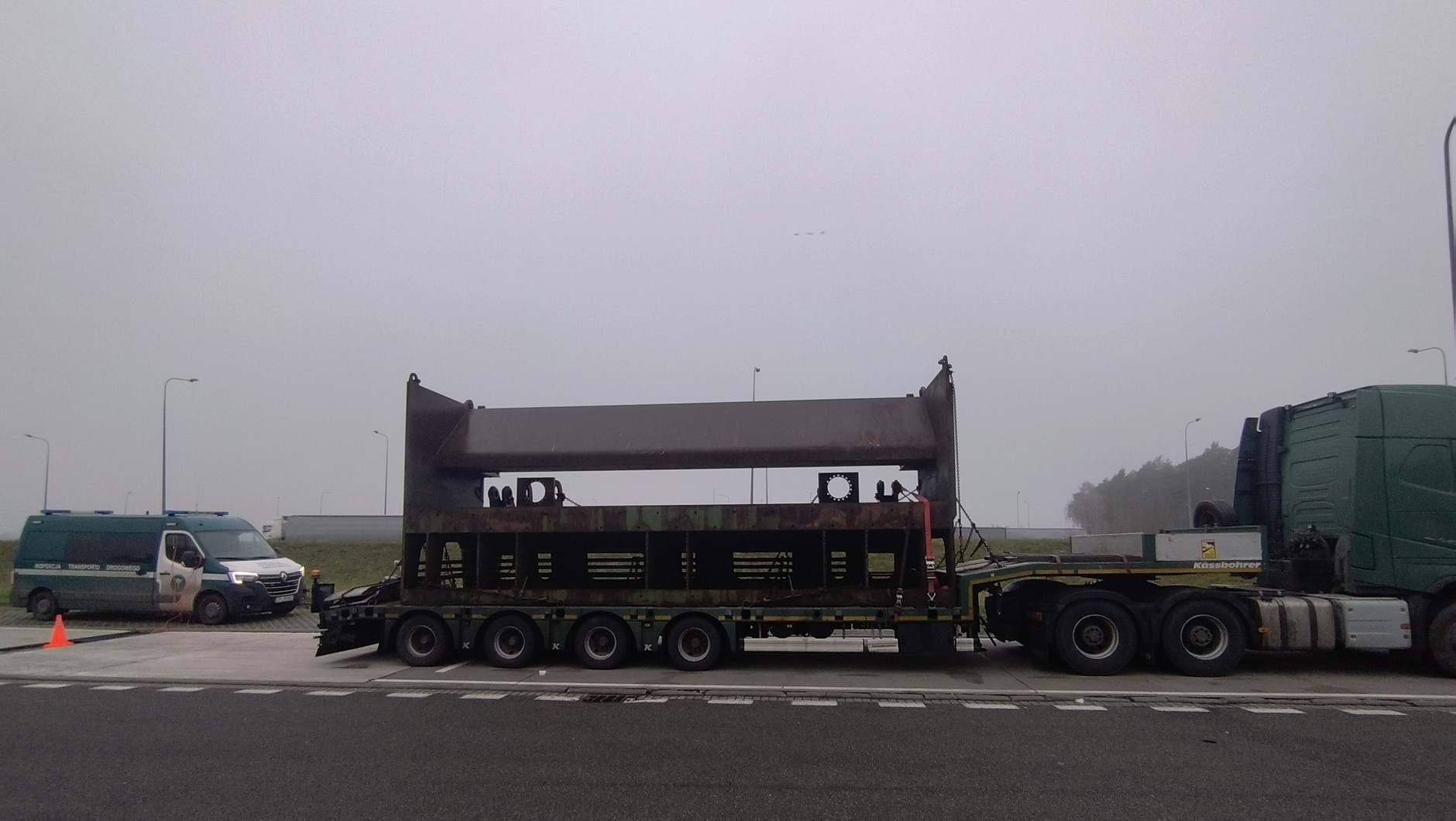 Transport elementów prasy został zatrzymany na parkingu