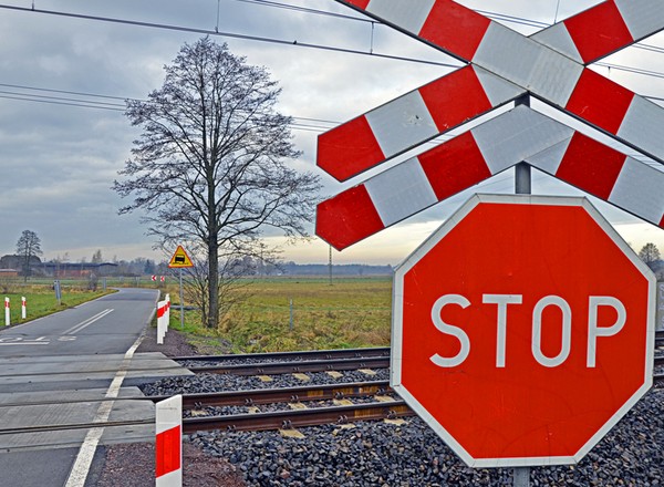 Absurd drogowy. Likwidują znaki STOP na przejazdach. Według PKP są niepotrzebne
