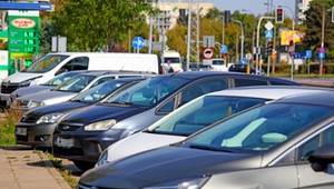 Dlaczego kierowcy parkują na skręconych kołach? To sprytny trik