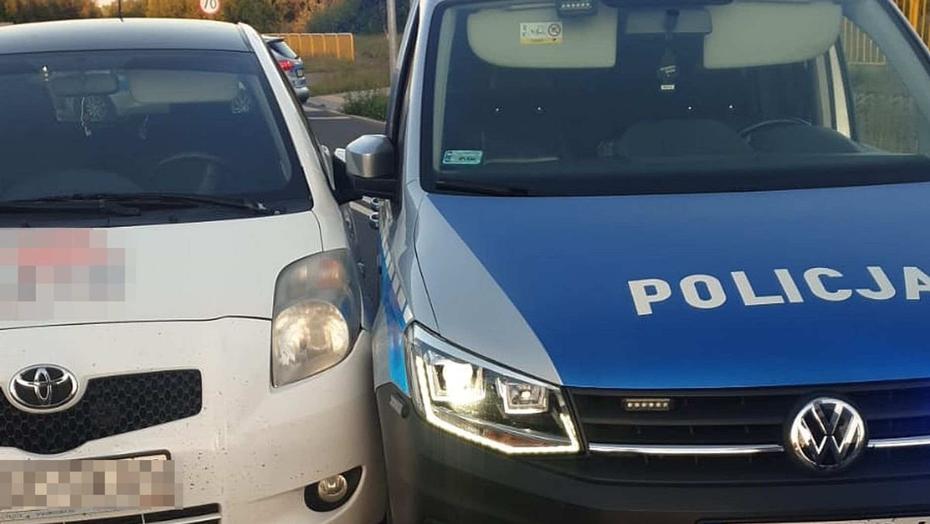 Pościg zakończony został blokadą drogi i strzałami w stronę uciekającego