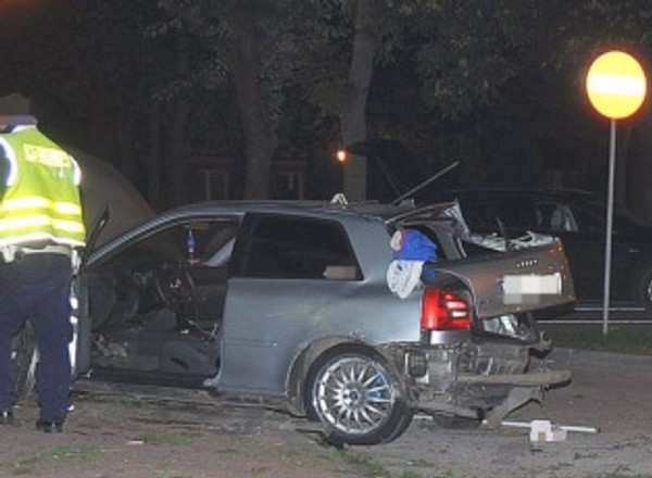 Auto uderzyło w krawężnik i latarnię. Kierowca i pasażer aż wypadli z pojazdu [Nagranie]