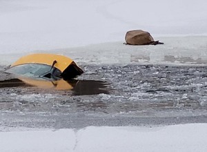 Jej auto zaczęło tonąć. Weszła na dach i zaczęła robić sobie zdjęcia