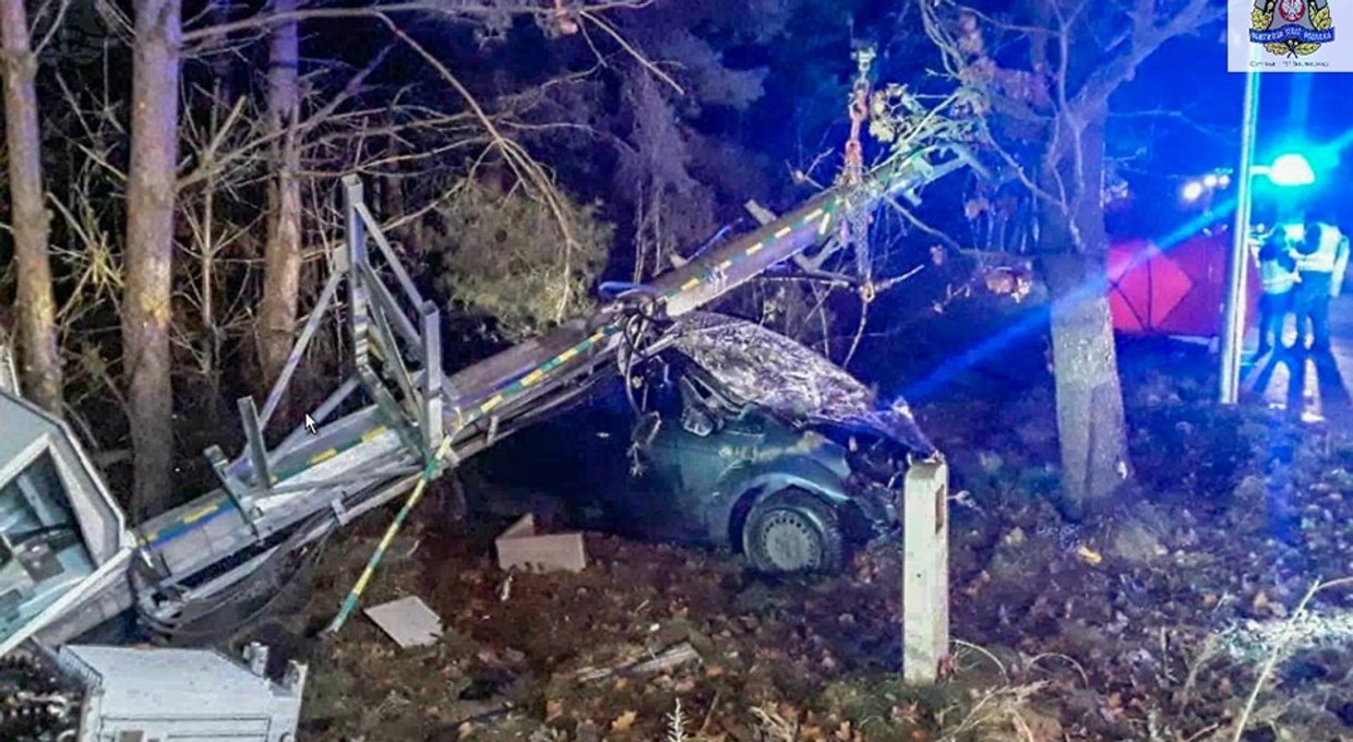 Tragedia pod Skierniewicami. 47-latek uderzył w transformator. Nie miał szans