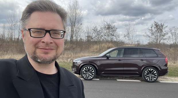 Tydzień z SUV-em Volvo XC90. Urzekł wygodą, wyświetlił wiadomość z przeszłości. No i to zużycie paliwa...