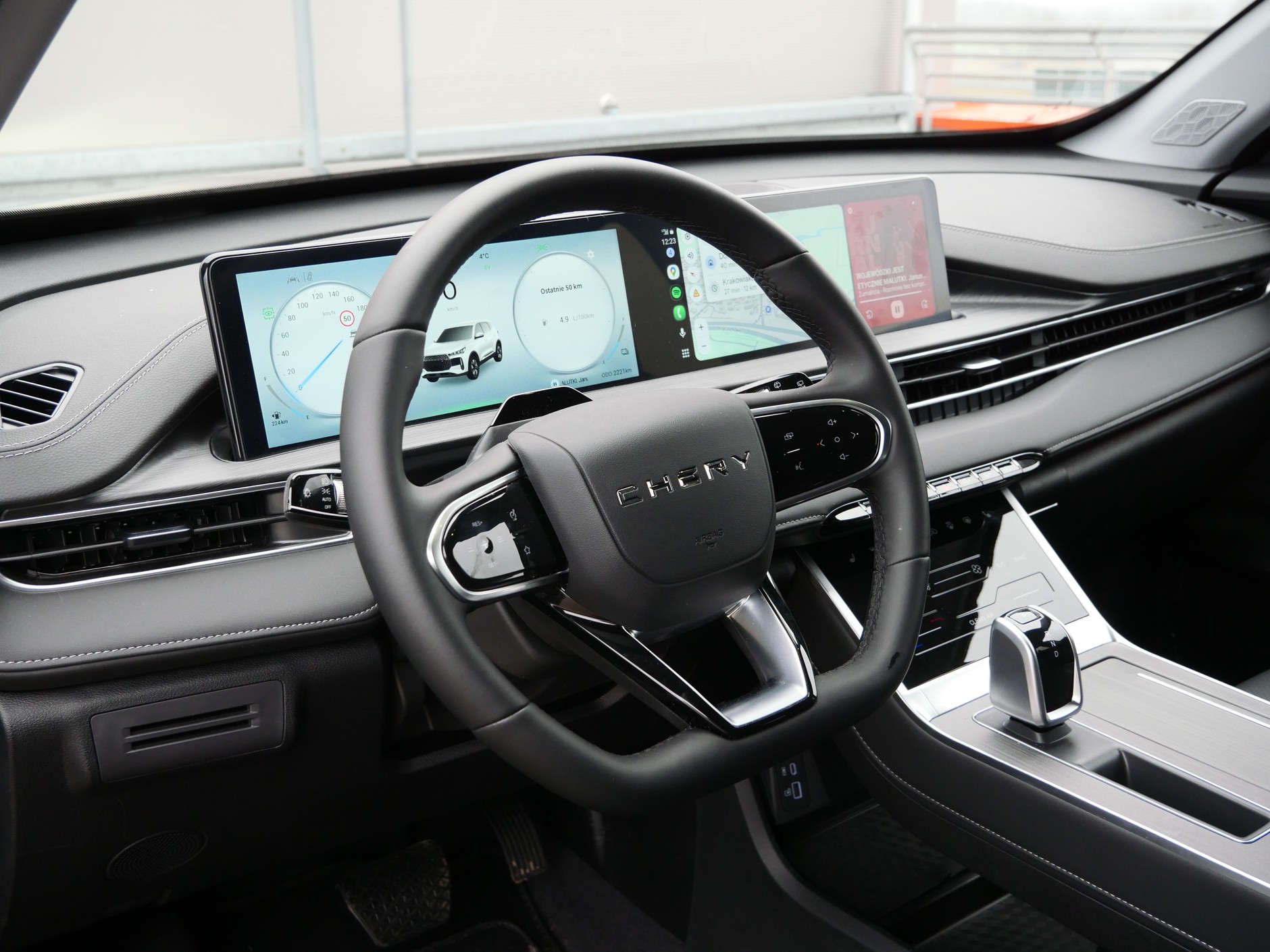 Chińskie auta często wyglądają na droższe, niż są w rzeczywistości, w przypadku samochodów europejskich marek jest z reguły odwrotnie. Na zdjęciu wnętrze hybrydowego Chery Tiggo 4, które da się kupić za mniej niż 100 tys. złotych,
