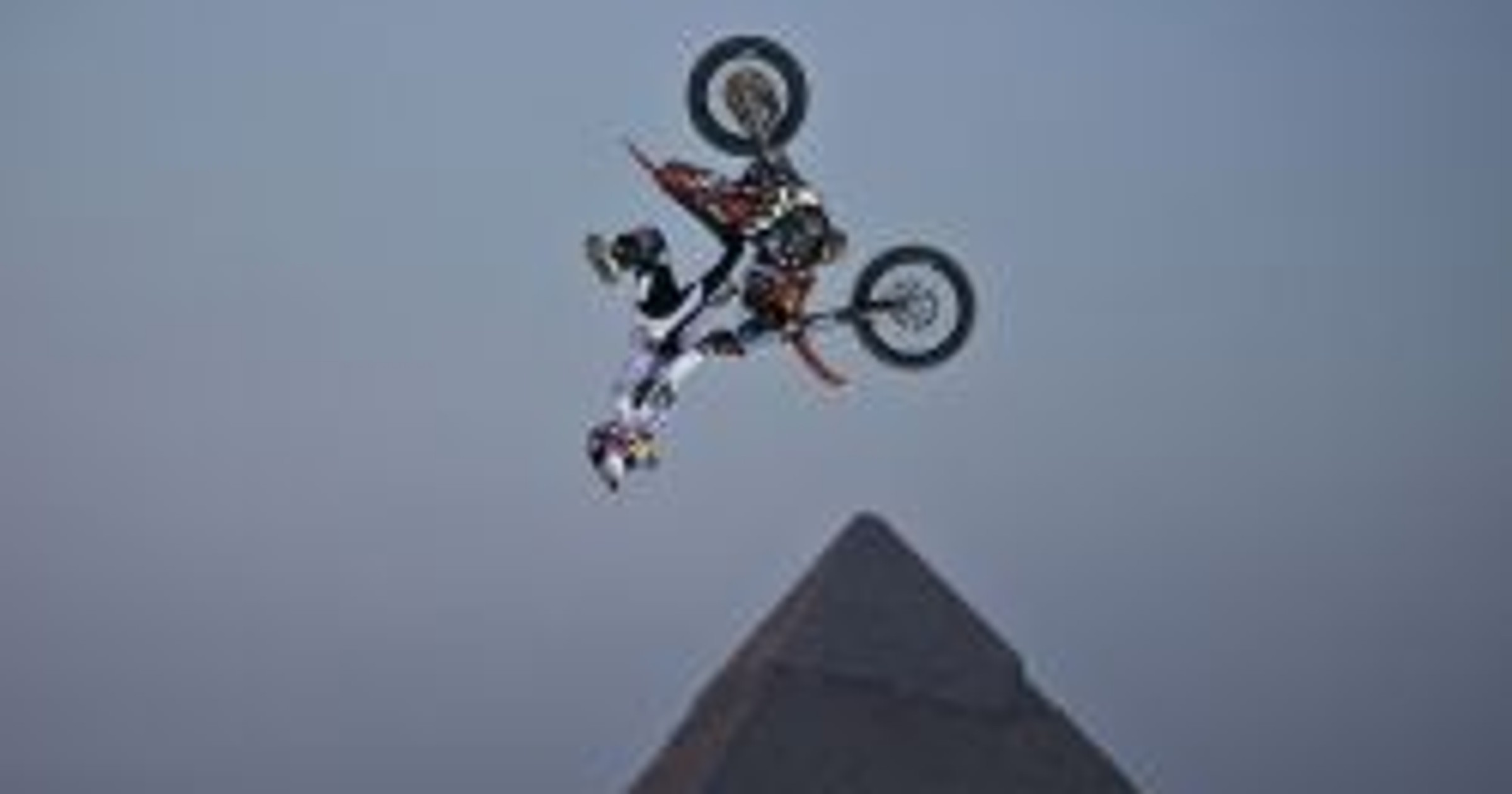 Red Bull X-Fighters pod egipskimi piramidami