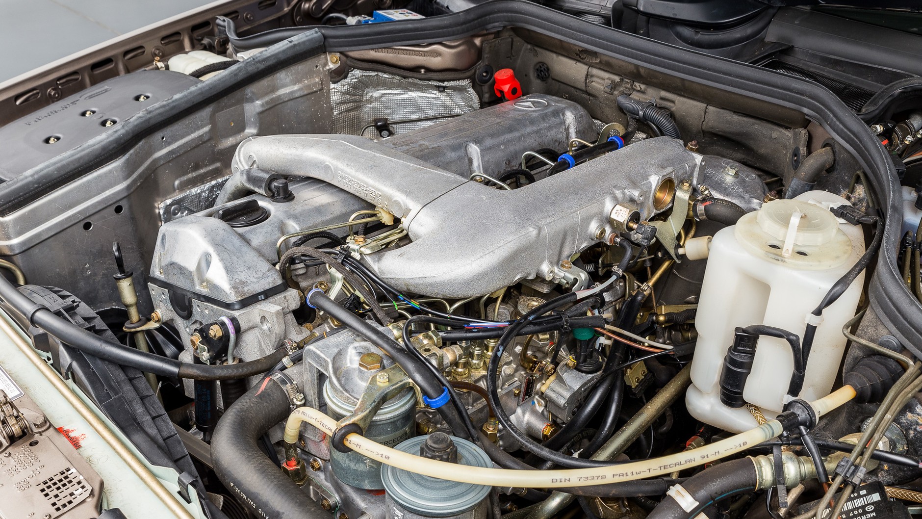 Mercedes 300 D z przebiegiem 384 km