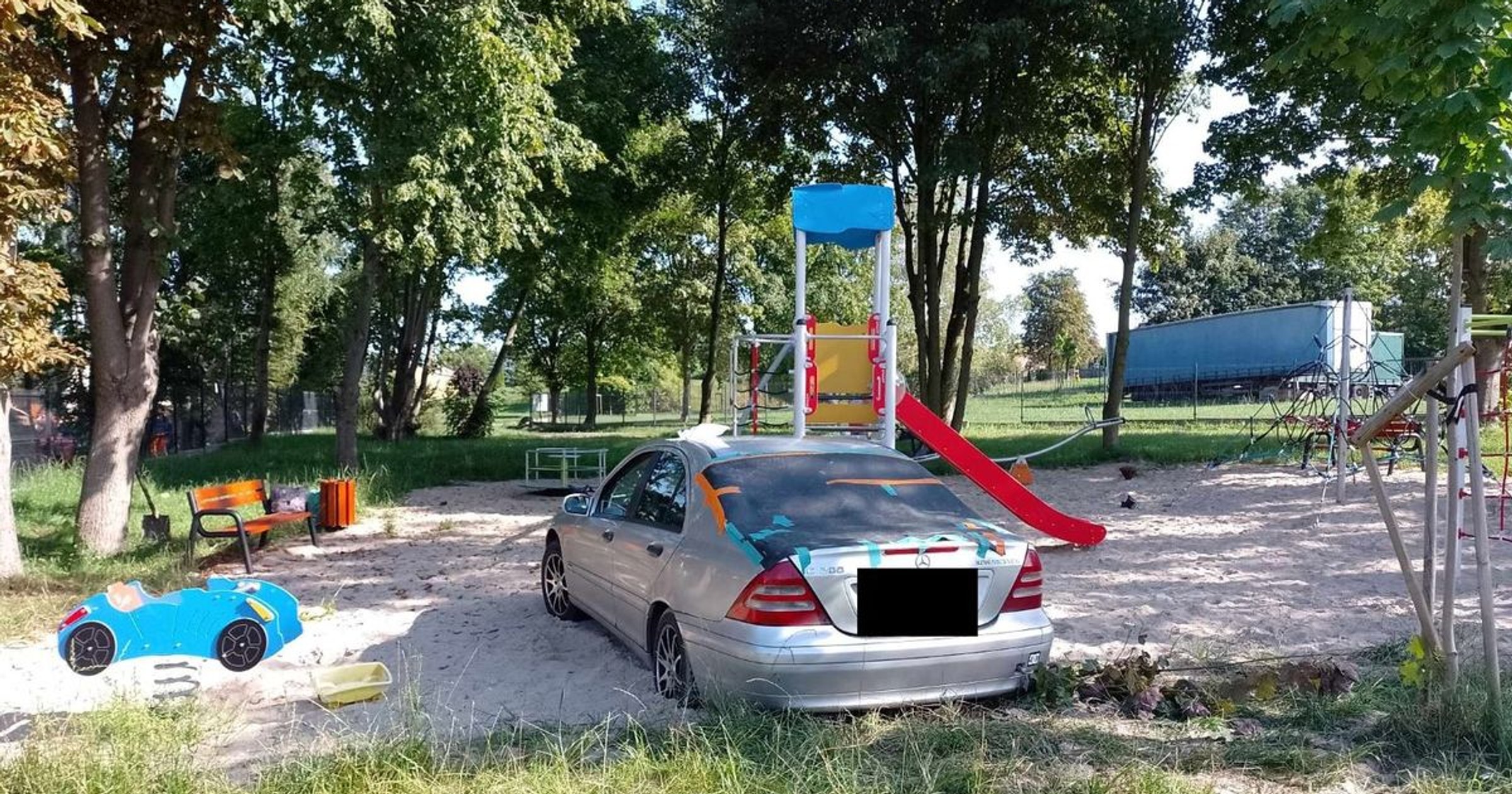 Wjechał na plac zabaw, ale zdołał już z niego wyjechać