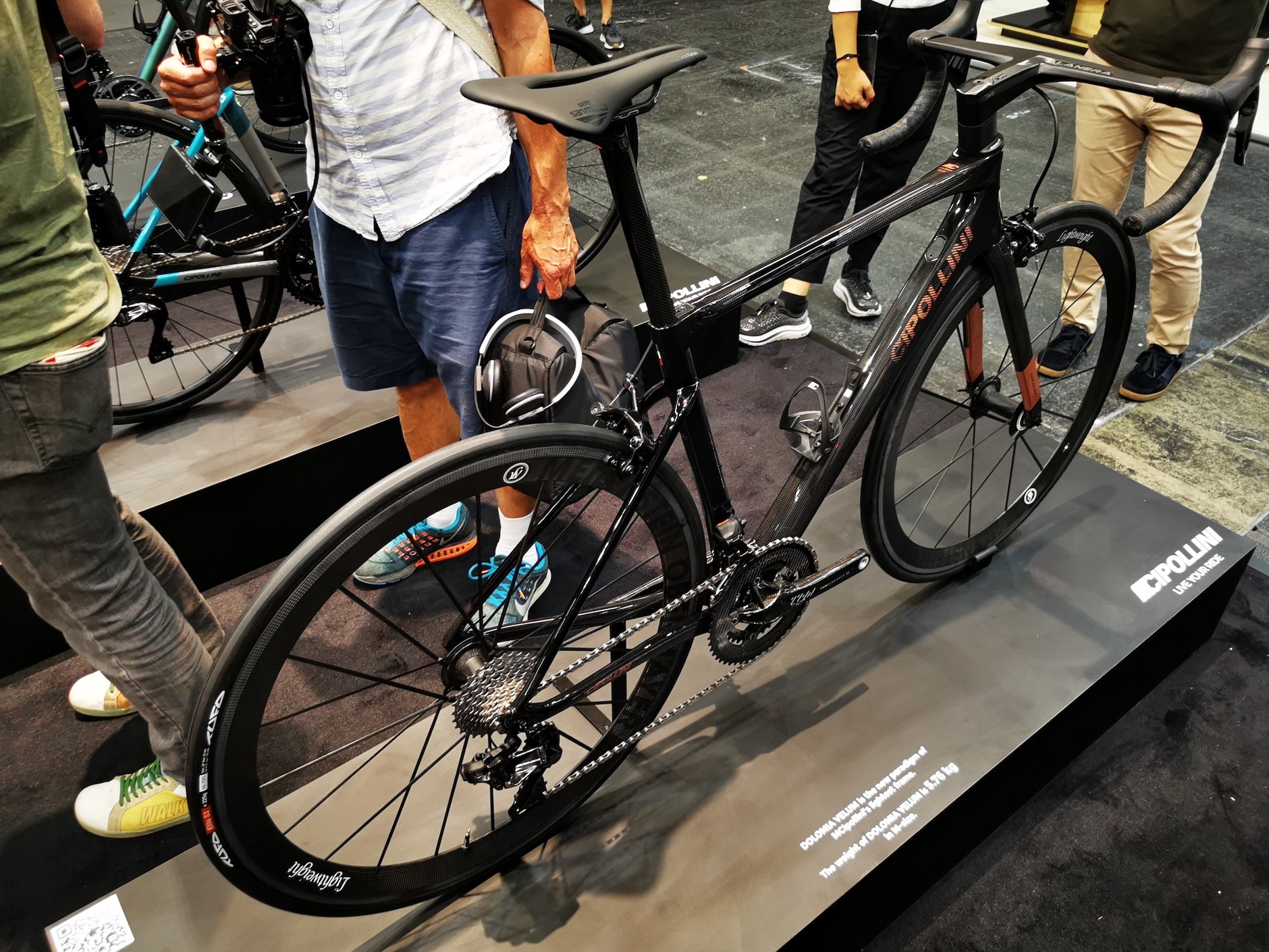 Targi Eurobike 2023 we Frankfurcie: lekka szosa analogowa włoskiej marki butikowej. Waży ok. 5,8 kg