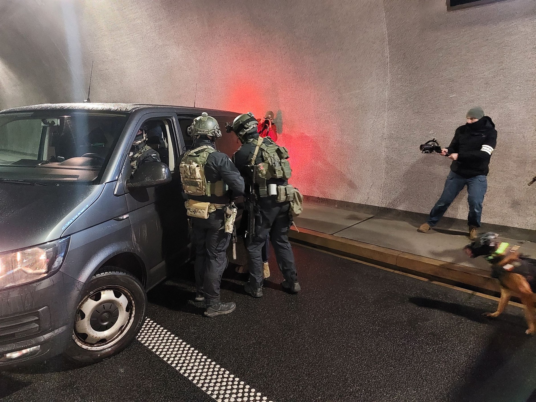 Kontrterroryści w tunelu na S7 (Zakopianka)