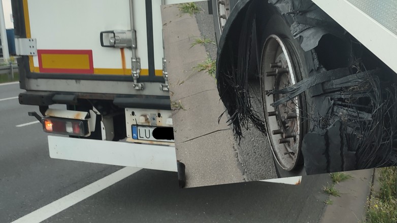 Odłamki z rozerwanej opony naczepy uszkodziły szybę oraz maskę osobówki, porysowały lakier