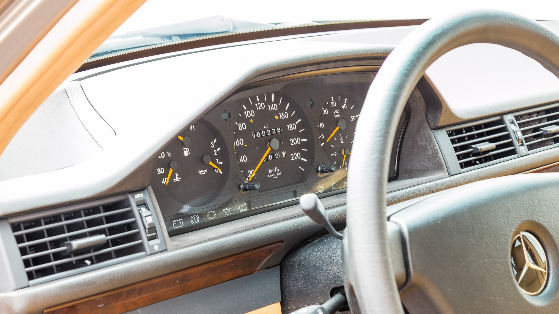 Mercedes 300 D z przebiegiem 384 km