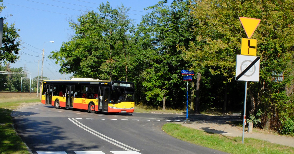 Ten kierowca prawidłowo sygnalizował zamiar skrętu w prawo, choć cały czas podążał drogą z pierwszeństwem