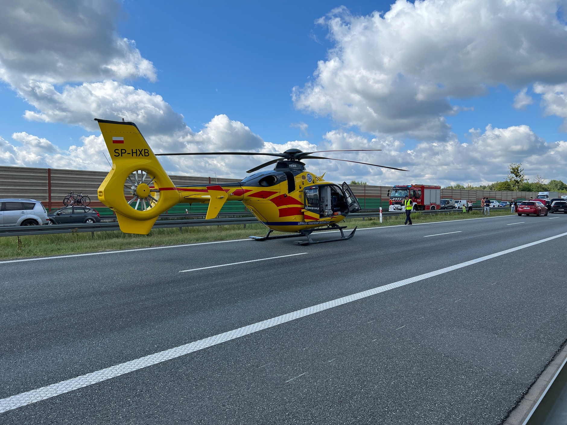 Po wypadku na autostradzie A2 na miejsce został wezwany śmigłowiec LPR